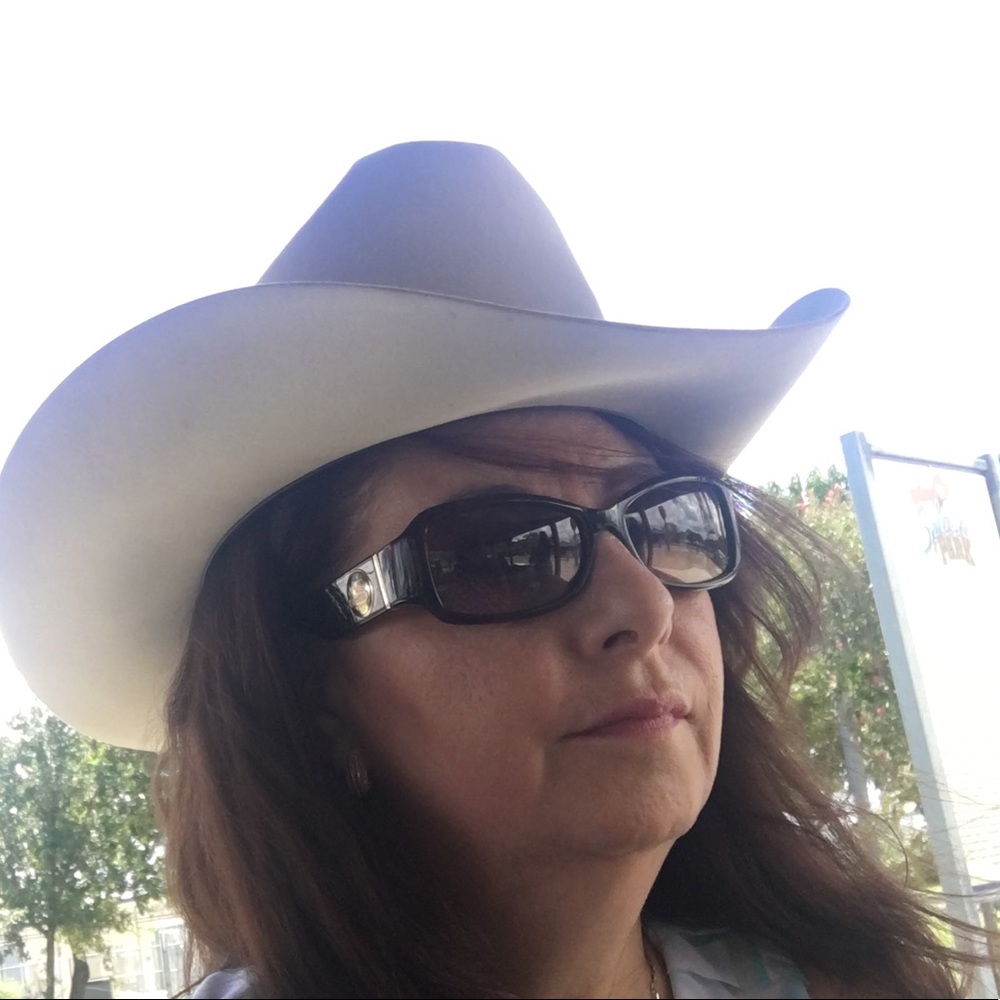 Meet your Posher, Leonila